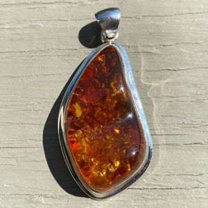 Sterling silver & amber pendant
